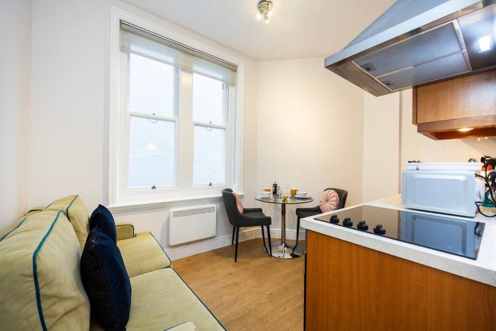 לונדון Stylish Studio In Leicester Square מראה חיצוני תמונה